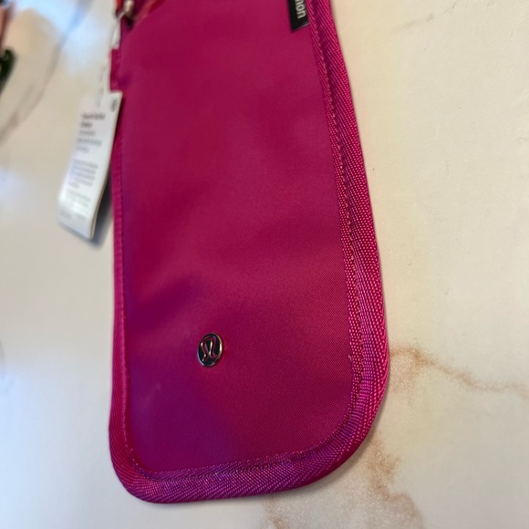 🍋 Lululemon 🍋 Drawcord Top-Cinch Crossbody NWT! Ripened Raspberry / Autumn Red - Picture 4 of 7